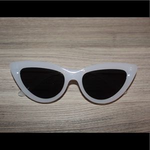 Acrylic White 📎🔗